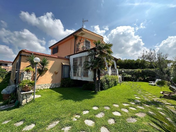 casa indipendente in vendita a Giugliano in Campania in zona Varcaturo