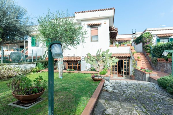 casa indipendente in vendita a Giugliano in Campania in zona Licola