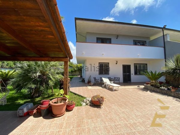 casa indipendente in vendita a Giugliano in Campania in zona Varcaturo