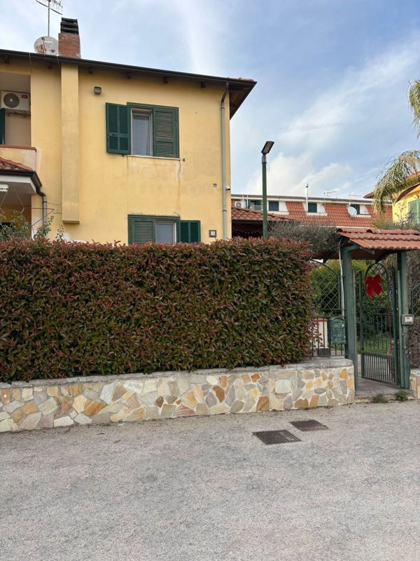 casa indipendente in vendita a Giugliano in Campania in zona Varcaturo
