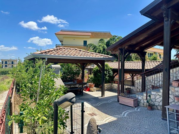 casa indipendente in vendita a Giugliano in Campania in zona Licola
