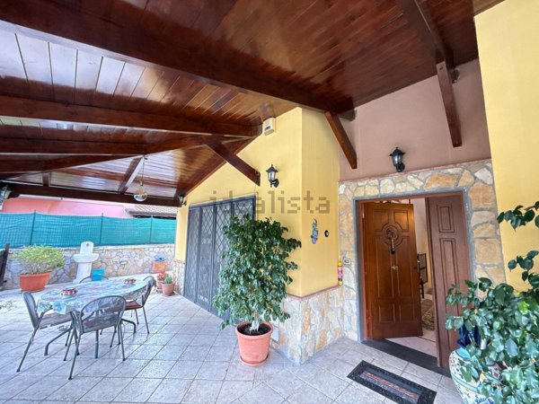 casa indipendente in vendita a Giugliano in Campania in zona Licola