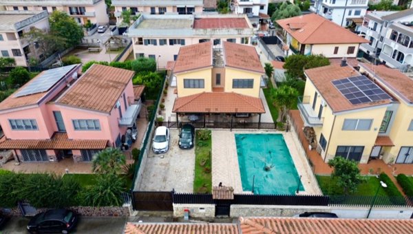 casa indipendente in vendita a Giugliano in Campania in zona Licola