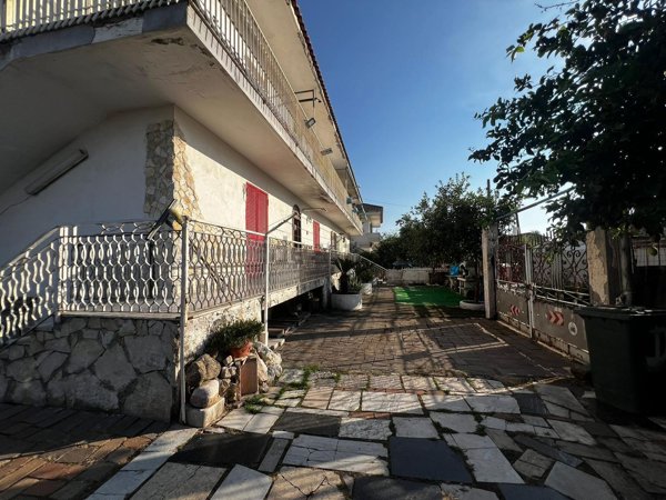 casa indipendente in vendita a Giugliano in Campania in zona Varcaturo