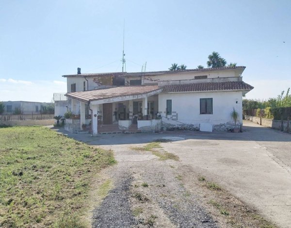 casa indipendente in vendita a Giugliano in Campania in zona Varcaturo