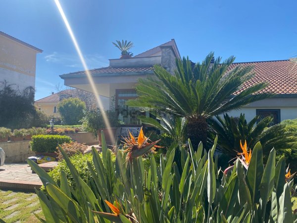 casa indipendente in vendita a Giugliano in Campania in zona Varcaturo