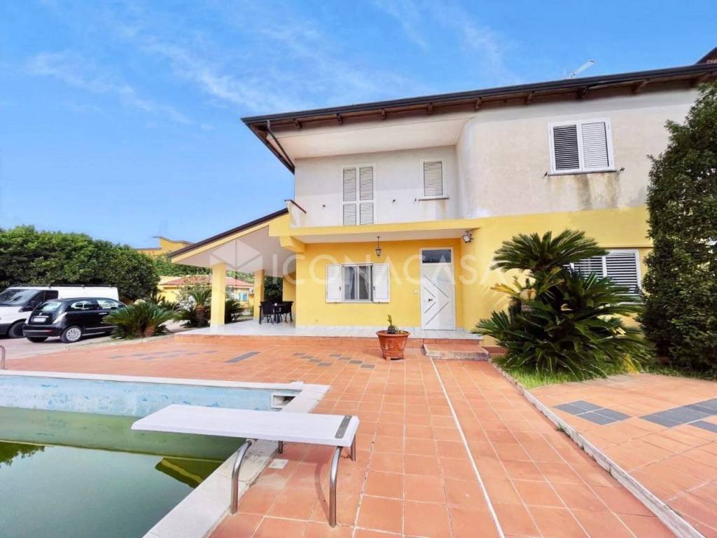 casa indipendente in vendita a Giugliano in Campania in zona Varcaturo