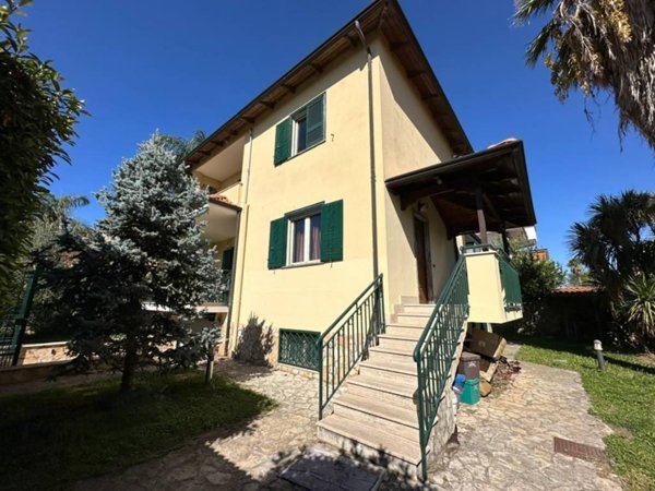 casa indipendente in vendita a Giugliano in Campania in zona Varcaturo