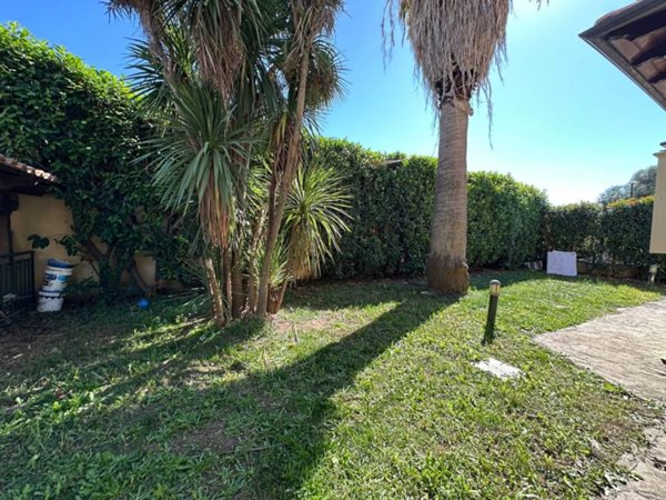 casa indipendente in vendita a Giugliano in Campania in zona Varcaturo