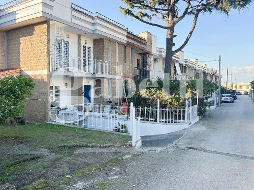 casa indipendente in vendita a Giugliano in Campania in zona Lago Patria