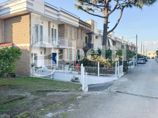 casa indipendente in vendita a Giugliano in Campania in zona Lago Patria