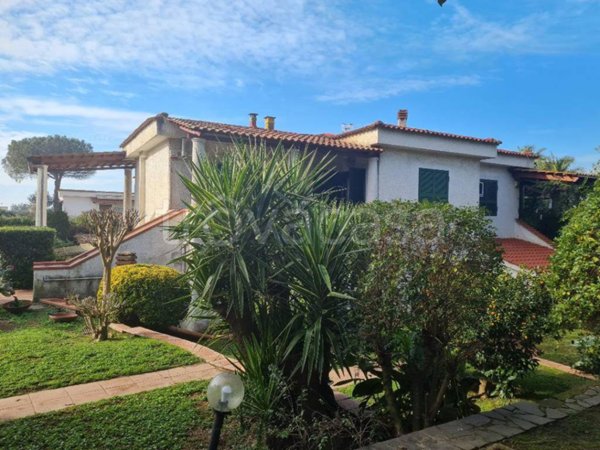 casa indipendente in vendita a Giugliano in Campania in zona Licola