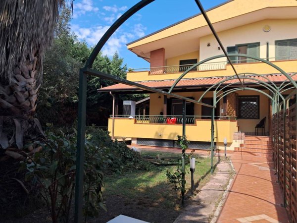casa indipendente in vendita a Giugliano in Campania in zona Varcaturo