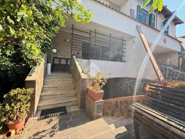 casa indipendente in vendita a Giugliano in Campania in zona Varcaturo