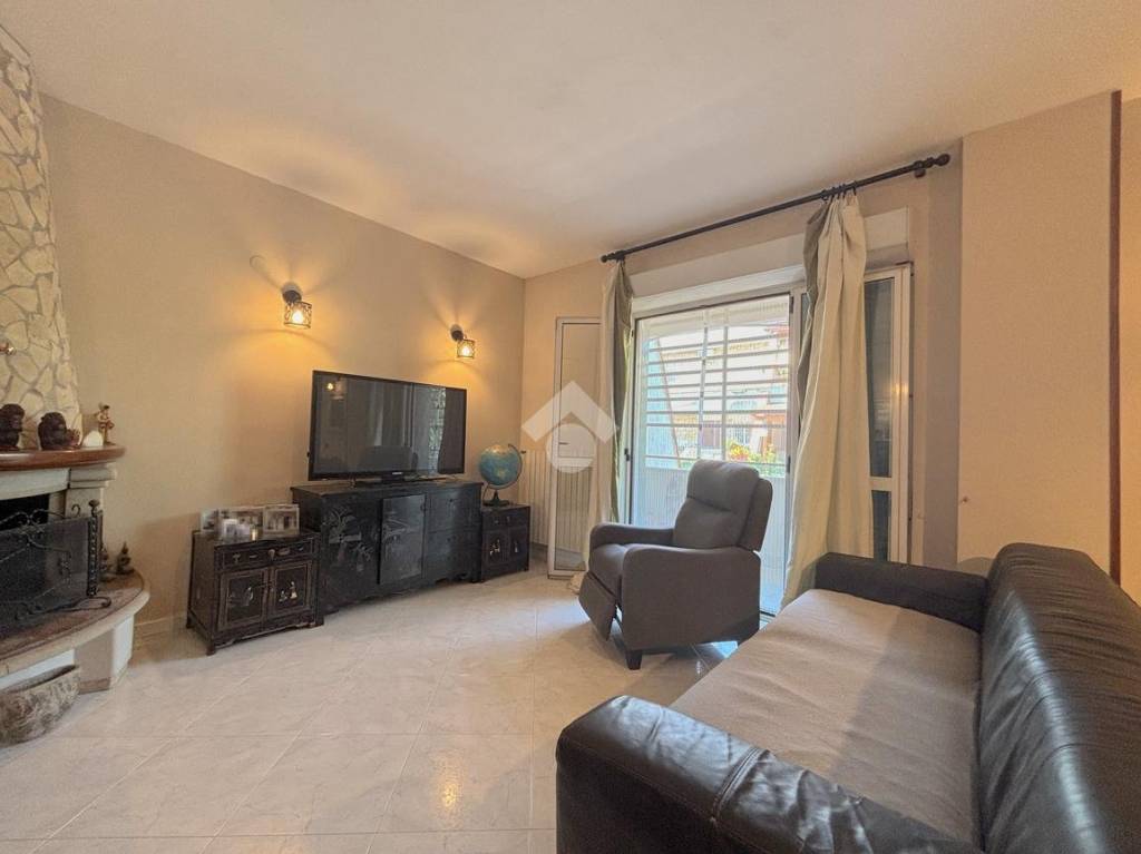 casa indipendente in vendita a Giugliano in Campania in zona Varcaturo