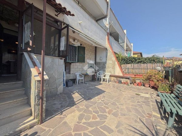 casa indipendente in vendita a Giugliano in Campania in zona Varcaturo