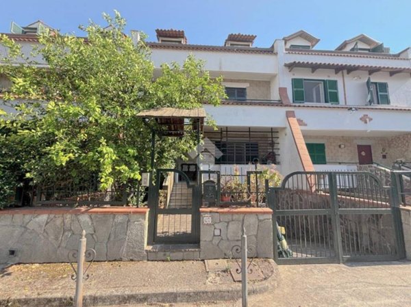 casa indipendente in vendita a Giugliano in Campania in zona Varcaturo