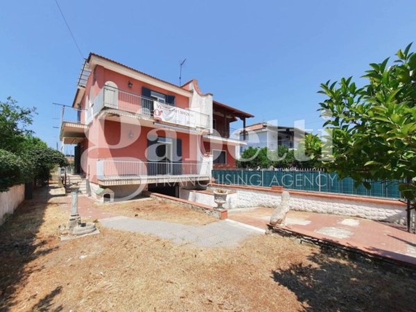 casa indipendente in vendita a Giugliano in Campania in zona Varcaturo