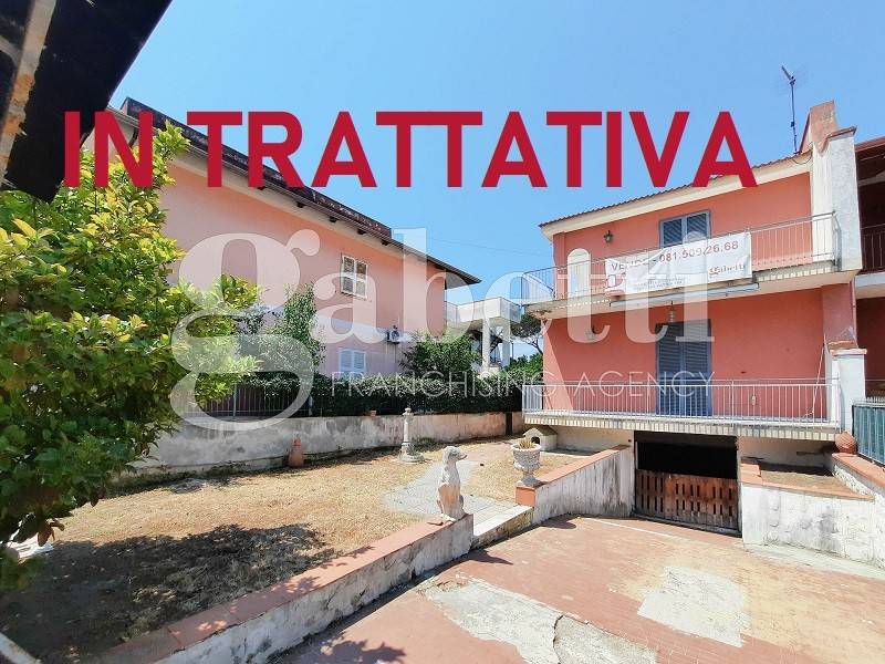 casa indipendente in vendita a Giugliano in Campania in zona Varcaturo