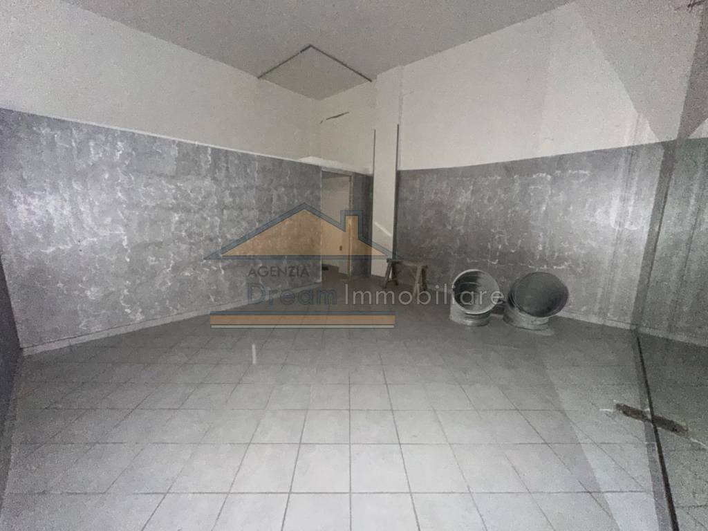 negozio in vendita a Giugliano in Campania