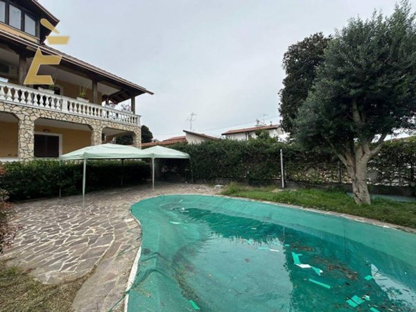 casa indipendente in vendita a Giugliano in Campania in zona Lago Patria