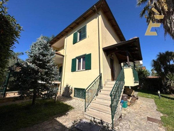 casa indipendente in vendita a Giugliano in Campania in zona Varcaturo
