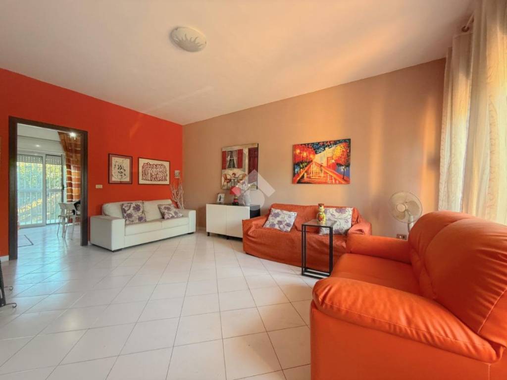 casa indipendente in vendita a Giugliano in Campania in zona Varcaturo