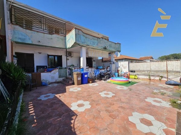 casa indipendente in vendita a Giugliano in Campania in zona Varcaturo