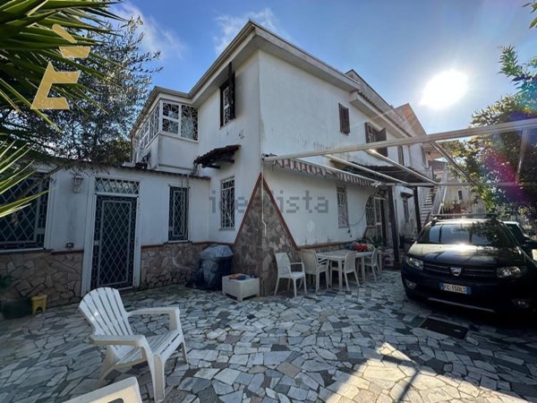 casa indipendente in vendita a Giugliano in Campania in zona Varcaturo