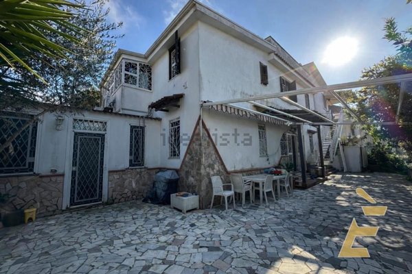 casa indipendente in vendita a Giugliano in Campania in zona Varcaturo