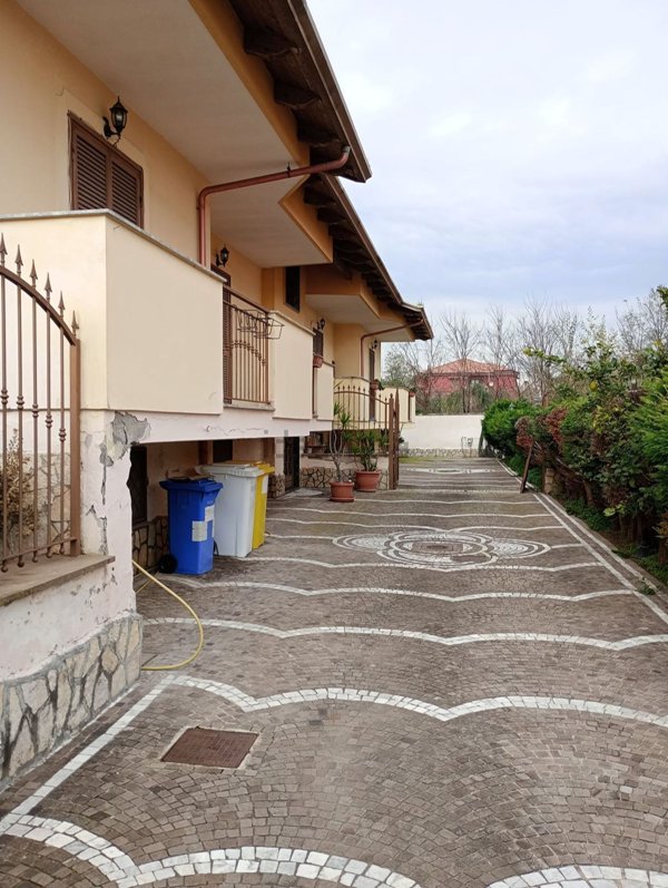 casa indipendente in vendita a Giugliano in Campania in zona Varcaturo