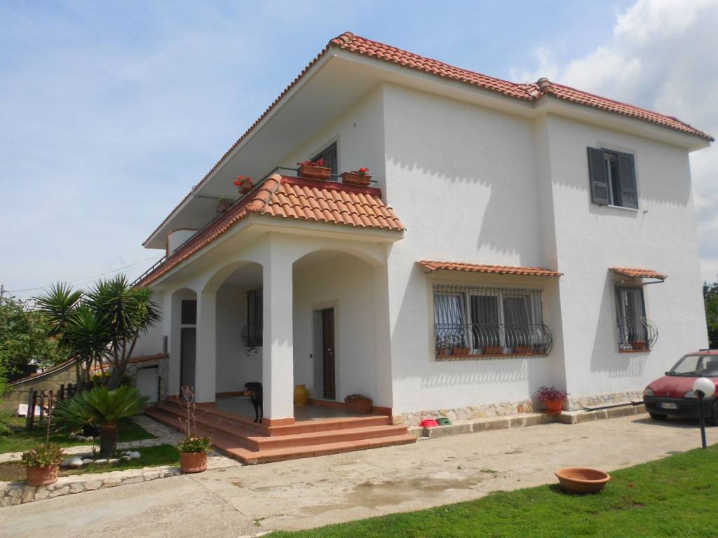 casa indipendente in vendita a Giugliano in Campania in zona Varcaturo
