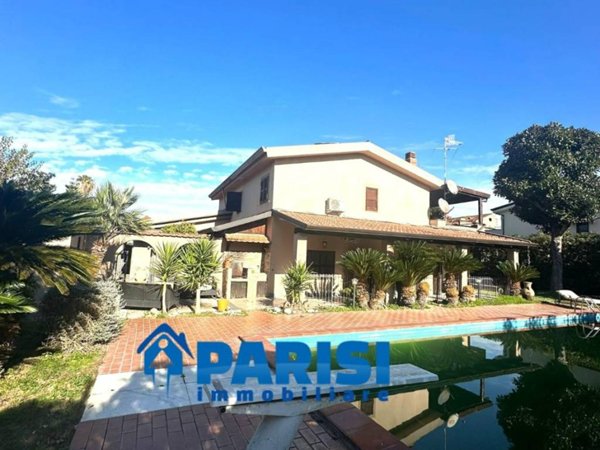 casa indipendente in vendita a Giugliano in Campania in zona Varcaturo