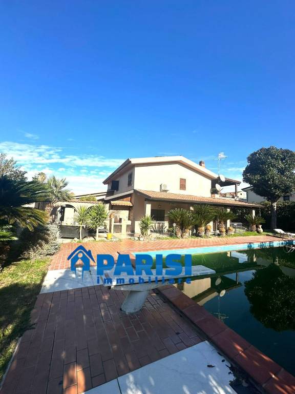 casa indipendente in vendita a Giugliano in Campania in zona Varcaturo