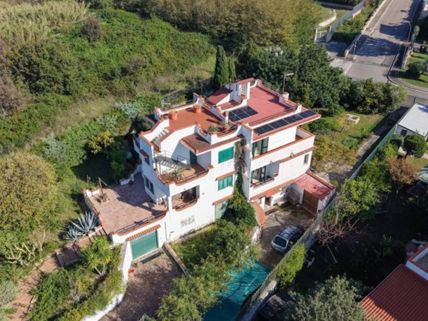 casa indipendente in vendita a Giugliano in Campania in zona Licola