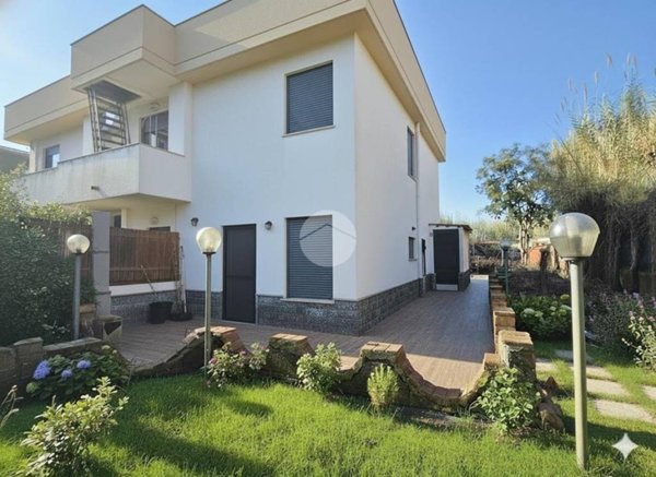 casa indipendente in vendita a Giugliano in Campania in zona Varcaturo