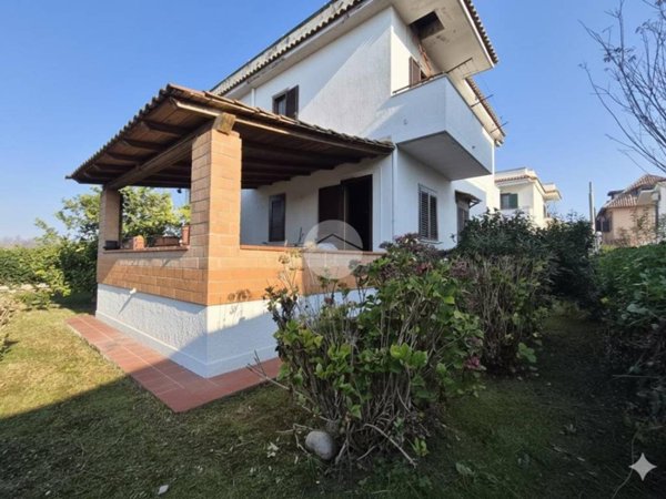 casa indipendente in vendita a Giugliano in Campania in zona Lago Patria