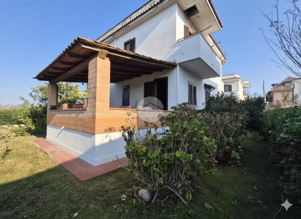 casa indipendente in vendita a Giugliano in Campania in zona Lago Patria