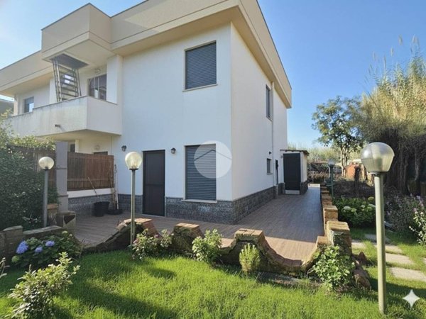 casa indipendente in vendita a Giugliano in Campania in zona Varcaturo