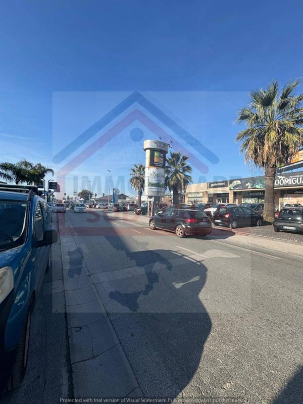 negozio in vendita a Giugliano in Campania in zona Varcaturo