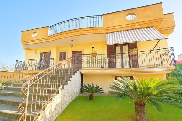 casa indipendente in vendita a Giugliano in Campania in zona Varcaturo