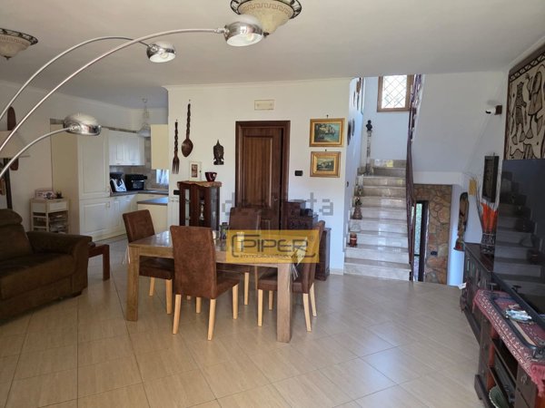 casa indipendente in vendita a Giugliano in Campania in zona Varcaturo