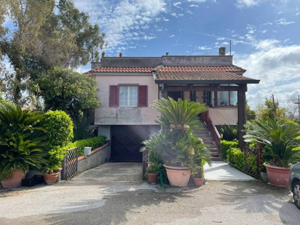 intera palazzina in vendita a Giugliano in Campania in zona Lago Patria