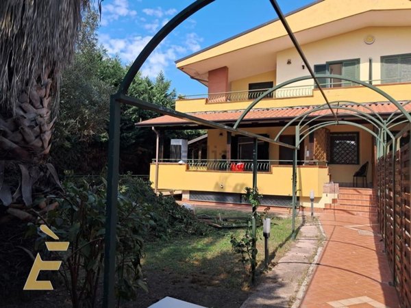 casa indipendente in vendita a Giugliano in Campania in zona Licola