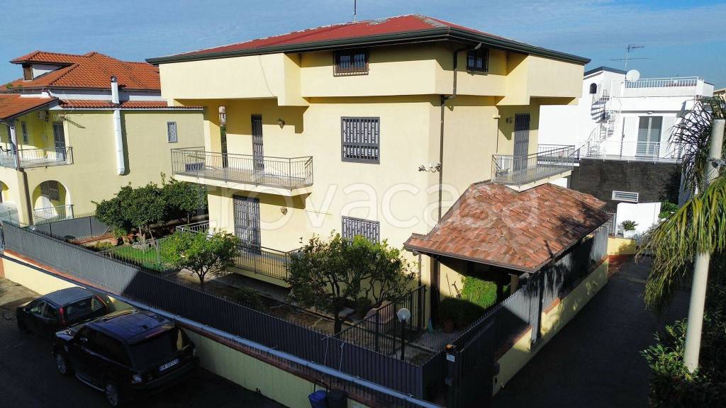 casa indipendente in vendita a Giugliano in Campania in zona Licola