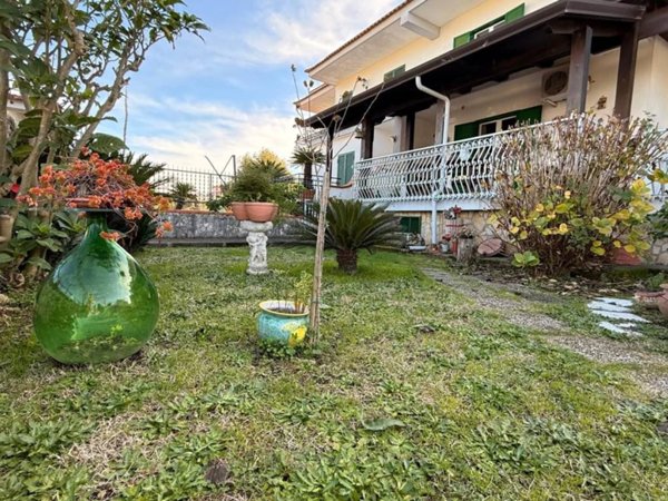 casa indipendente in vendita a Giugliano in Campania in zona Licola