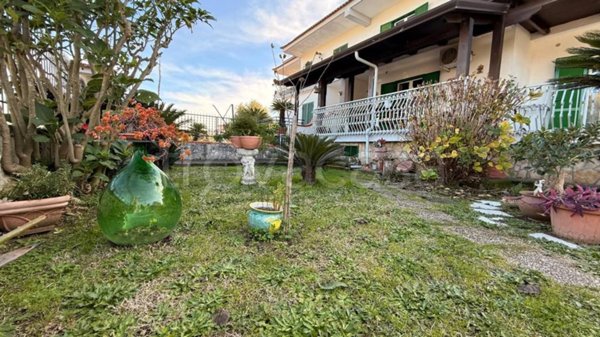 casa indipendente in vendita a Giugliano in Campania in zona Licola