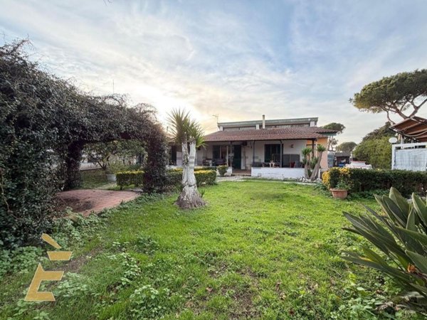 casa indipendente in vendita a Giugliano in Campania in zona Varcaturo