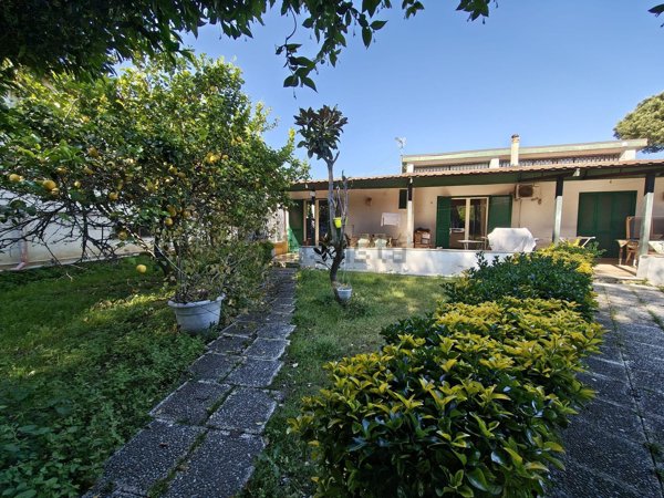 casa indipendente in vendita a Giugliano in Campania in zona Varcaturo