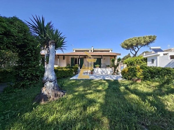 casa indipendente in vendita a Giugliano in Campania in zona Varcaturo